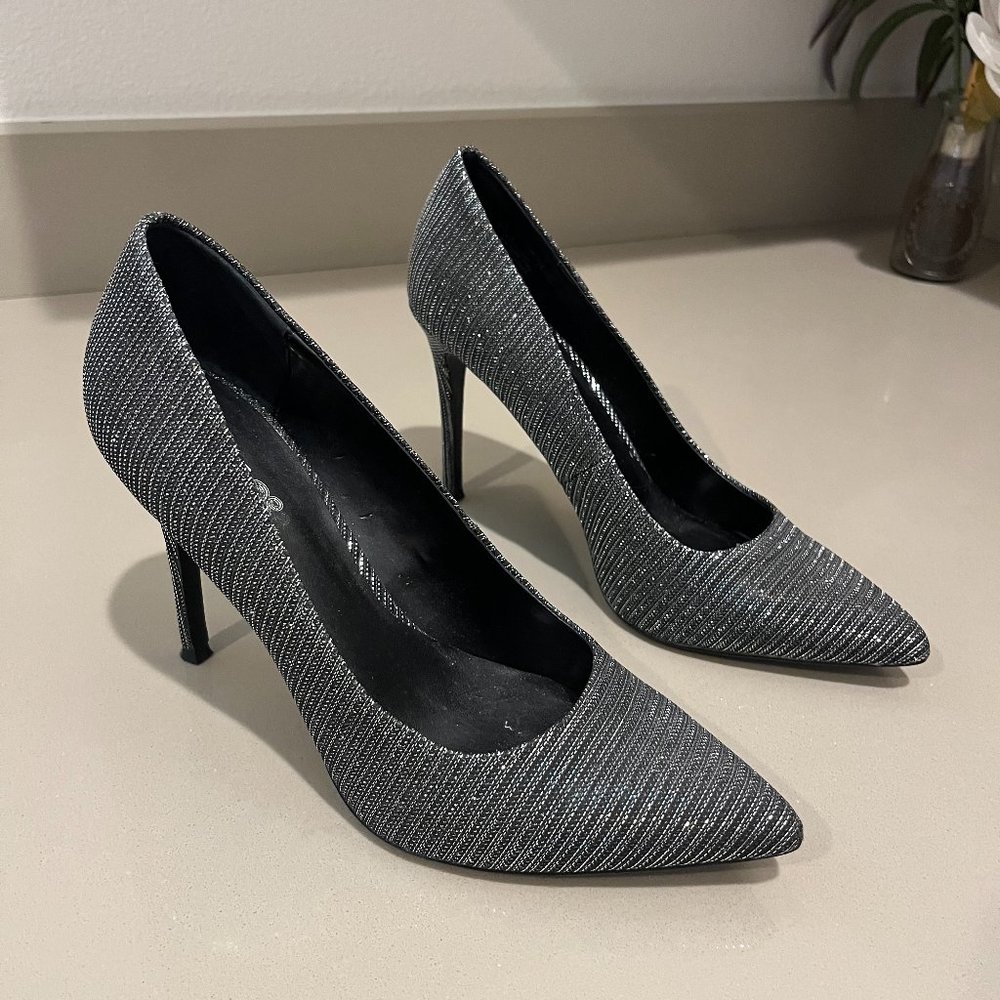 Carlos 4-inch stiletto Pointy Toe Pumps Size 8M